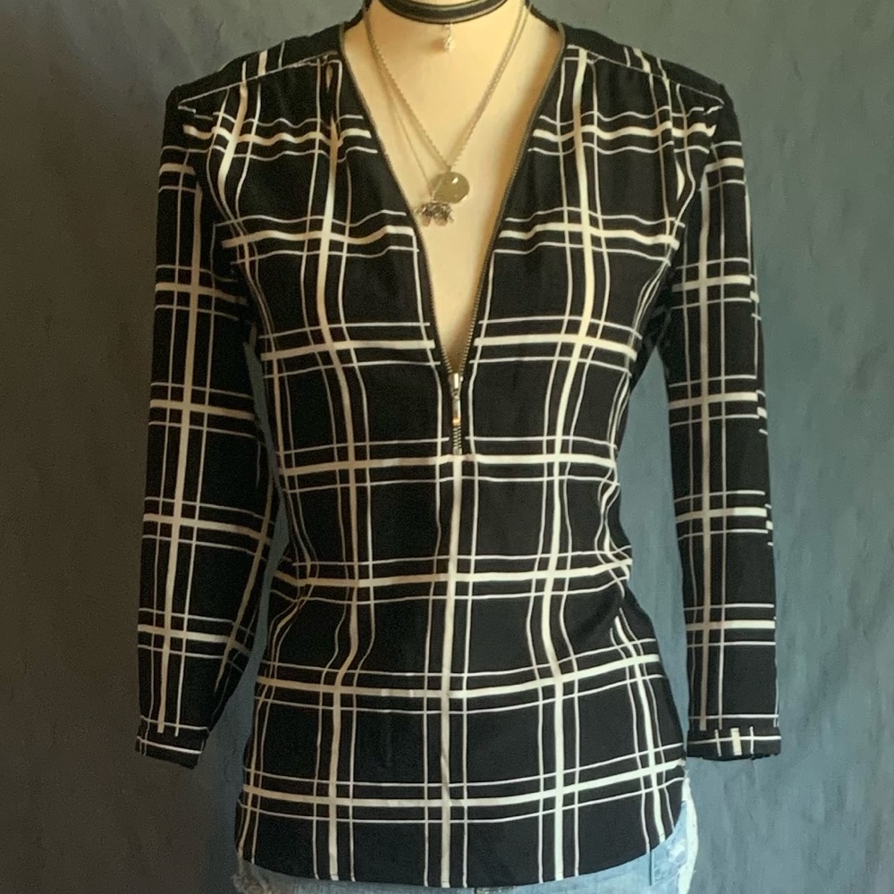 Zip up mid sleeve shirt size S